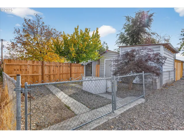 a view of a backyard