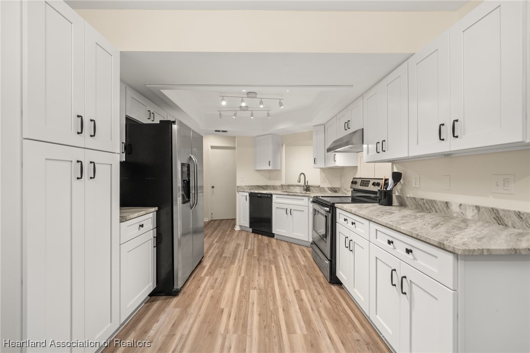 2713 Par Road Sebring, FL 33872 - Photo 4 of 26 Gorgeous, spacious kitchen highlighted by granite countertops