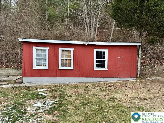 a view of front of a house