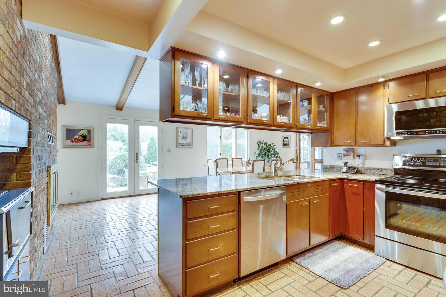 343 Springvale Road Great Falls, VA 22066 - Photo 13 of 26 Kitchen w/Stainless Appliances