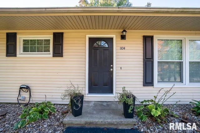 $210,000 | 1104 East Poplar Street, Herrin, IL 62948