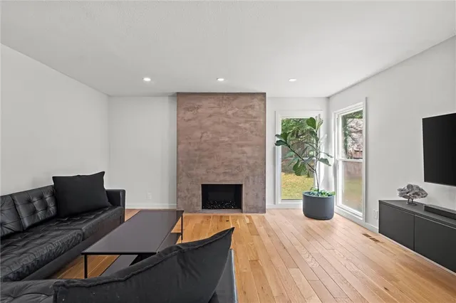 $434,950 | 1121 Southeast Timbercreek Lane, Lee's Summit, MO 64081