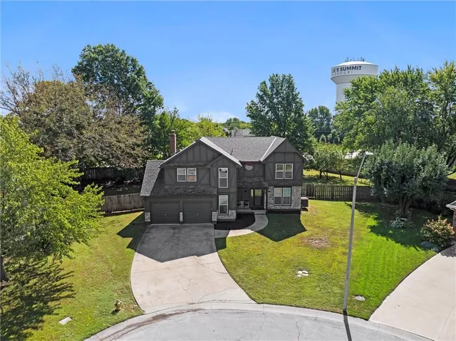 $434,950 | 1121 Southeast Timbercreek Lane, Lee's Summit, MO 64081