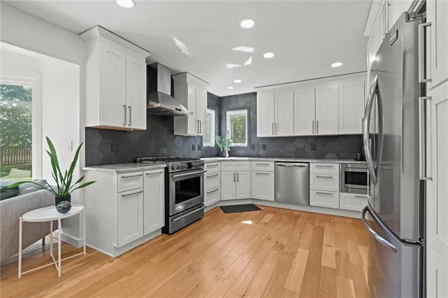 $434,950 | 1121 Southeast Timbercreek Lane, Lee's Summit, MO 64081