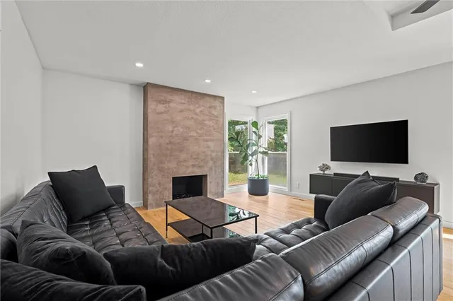 $434,950 | 1121 Southeast Timbercreek Lane, Lee's Summit, MO 64081