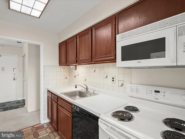 $325,000 | 5300 Holmes Run Parkway, Unit 402, Alexandria, VA 22304