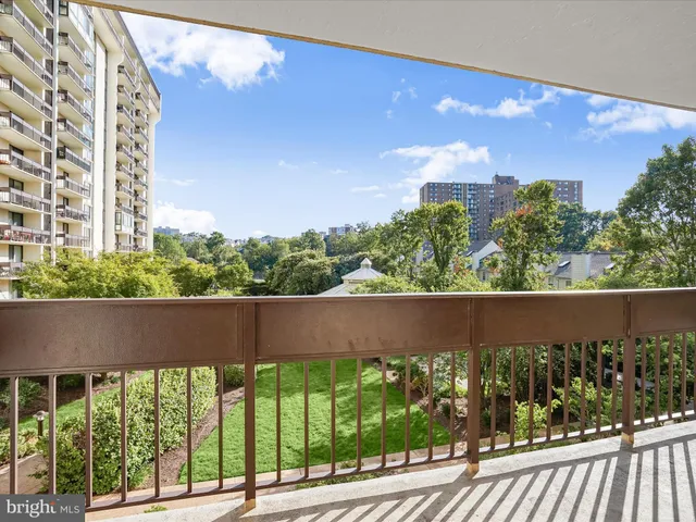 $325,000 | 5300 Holmes Run Parkway, Unit 402, Alexandria, VA 22304