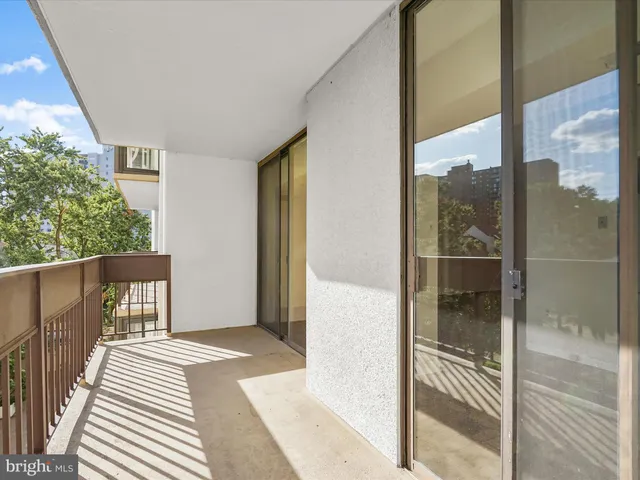 $325,000 | 5300 Holmes Run Parkway, Unit 402, Alexandria, VA 22304