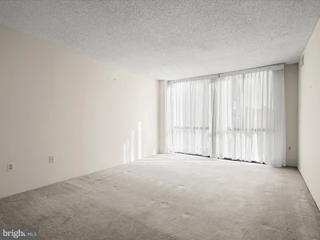 $325,000 | 5300 Holmes Run Parkway, Unit 402, Alexandria, VA 22304