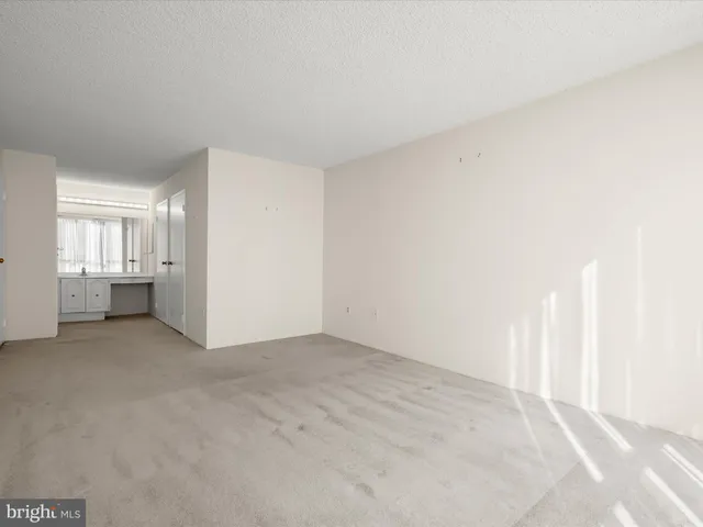 $325,000 | 5300 Holmes Run Parkway, Unit 402, Alexandria, VA 22304