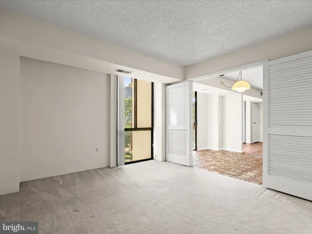 $325,000 | 5300 Holmes Run Parkway, Unit 402, Alexandria, VA 22304