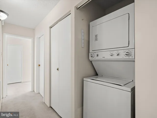 $325,000 | 5300 Holmes Run Parkway, Unit 402, Alexandria, VA 22304