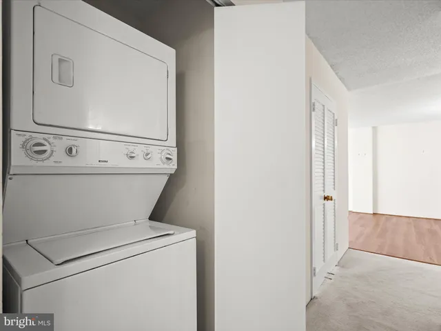 $325,000 | 5300 Holmes Run Parkway, Unit 402, Alexandria, VA 22304