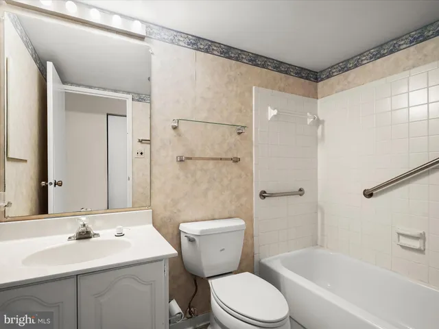 $325,000 | 5300 Holmes Run Parkway, Unit 402, Alexandria, VA 22304