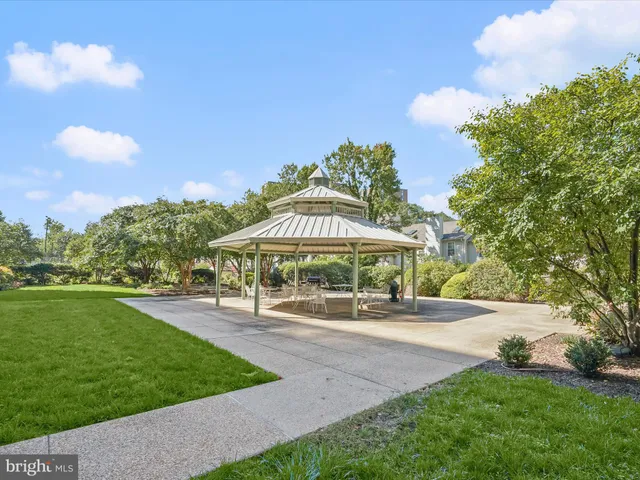 $325,000 | 5300 Holmes Run Parkway, Unit 402, Alexandria, VA 22304