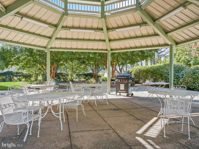 $325,000 | 5300 Holmes Run Parkway, Unit 402, Alexandria, VA 22304