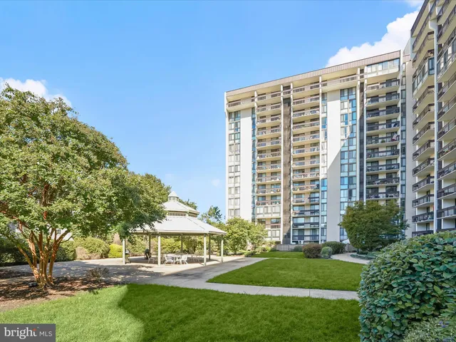 $325,000 | 5300 Holmes Run Parkway, Unit 402, Alexandria, VA 22304