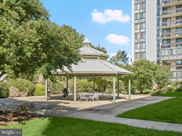 $325,000 | 5300 Holmes Run Parkway, Unit 402, Alexandria, VA 22304