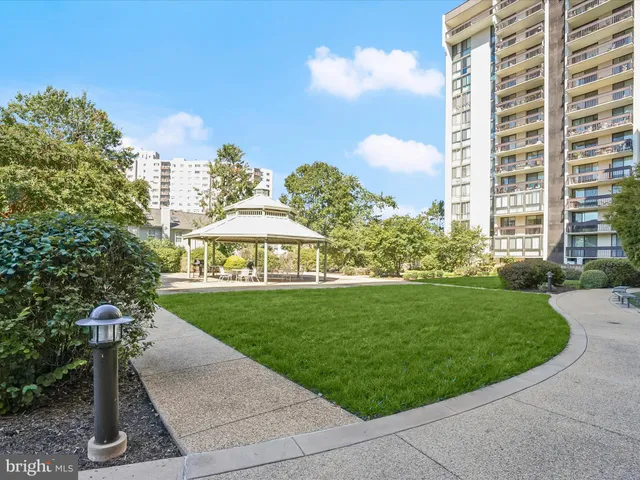 $325,000 | 5300 Holmes Run Parkway, Unit 402, Alexandria, VA 22304