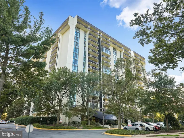 $325,000 | 5300 Holmes Run Parkway, Unit 402, Alexandria, VA 22304