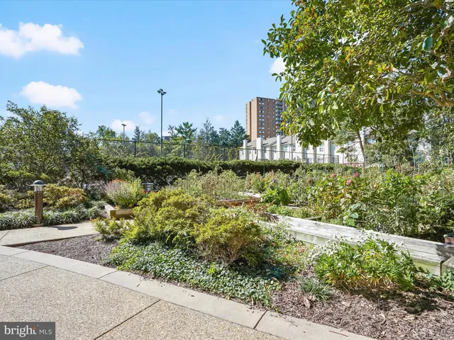 $325,000 | 5300 Holmes Run Parkway, Unit 402, Alexandria, VA 22304