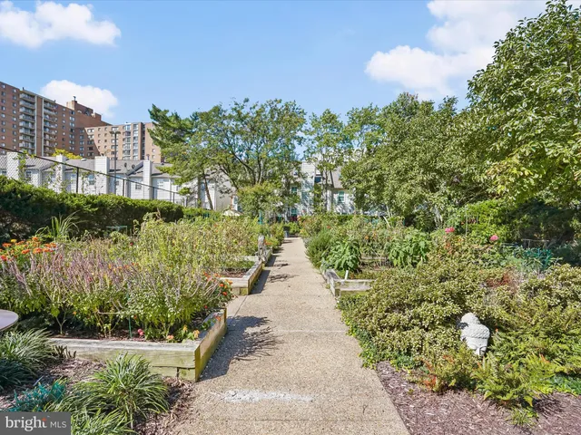 $325,000 | 5300 Holmes Run Parkway, Unit 402, Alexandria, VA 22304