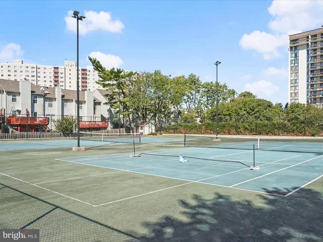 $325,000 | 5300 Holmes Run Parkway, Unit 402, Alexandria, VA 22304