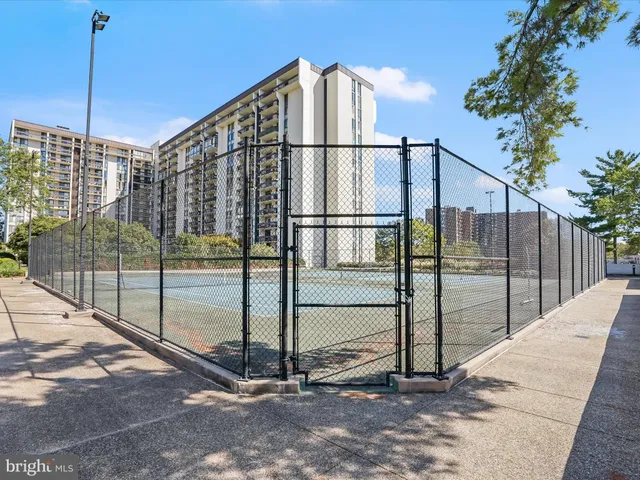 $325,000 | 5300 Holmes Run Parkway, Unit 402, Alexandria, VA 22304