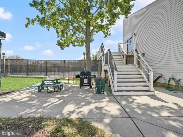 $325,000 | 5300 Holmes Run Parkway, Unit 402, Alexandria, VA 22304