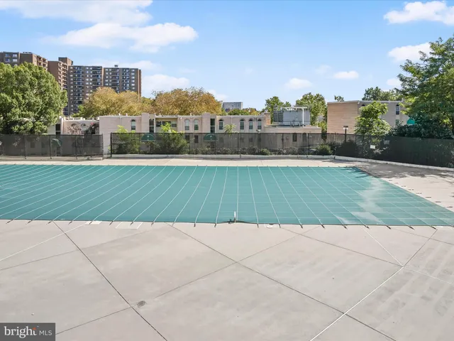 $325,000 | 5300 Holmes Run Parkway, Unit 402, Alexandria, VA 22304