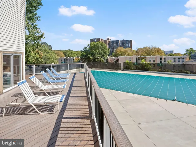 $325,000 | 5300 Holmes Run Parkway, Unit 402, Alexandria, VA 22304