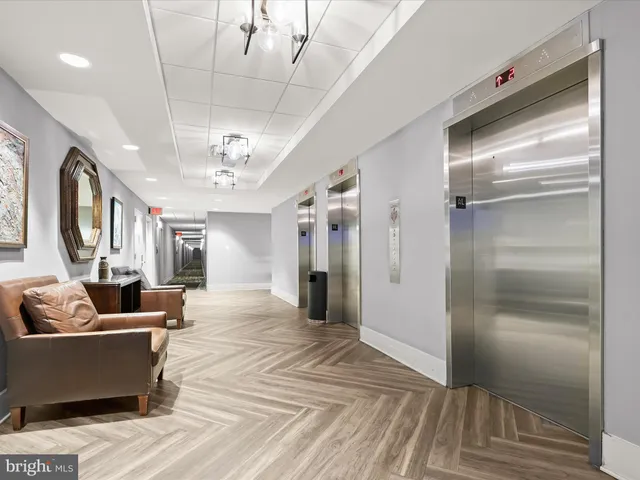 $325,000 | 5300 Holmes Run Parkway, Unit 402, Alexandria, VA 22304