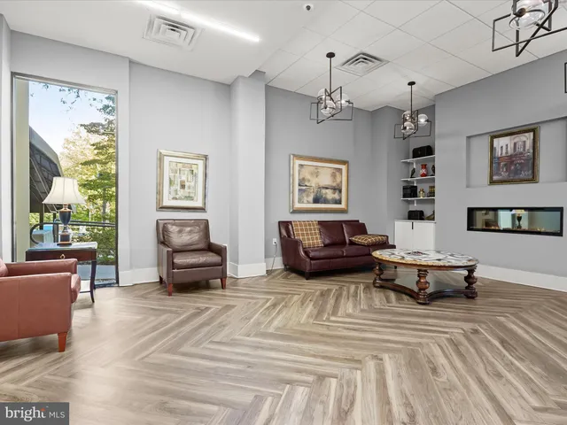 $325,000 | 5300 Holmes Run Parkway, Unit 402, Alexandria, VA 22304