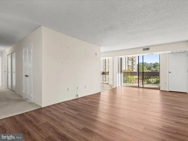 $325,000 | 5300 Holmes Run Parkway, Unit 402, Alexandria, VA 22304