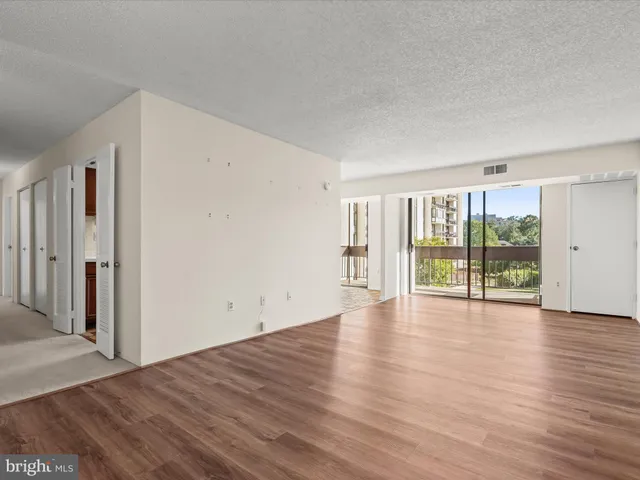 $325,000 | 5300 Holmes Run Parkway, Unit 402, Alexandria, VA 22304