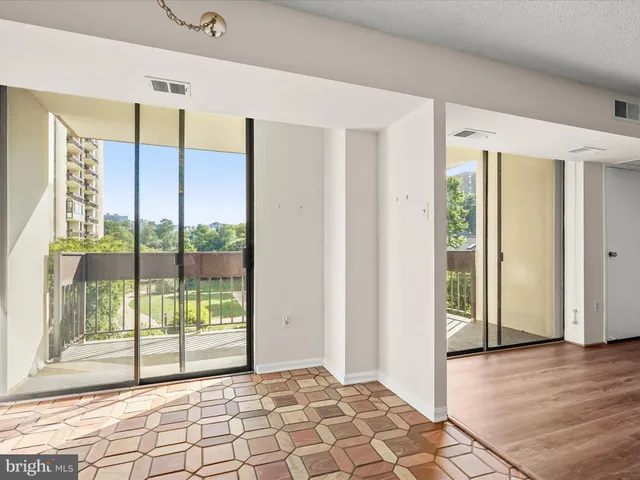 $325,000 | 5300 Holmes Run Parkway, Unit 402, Alexandria, VA 22304