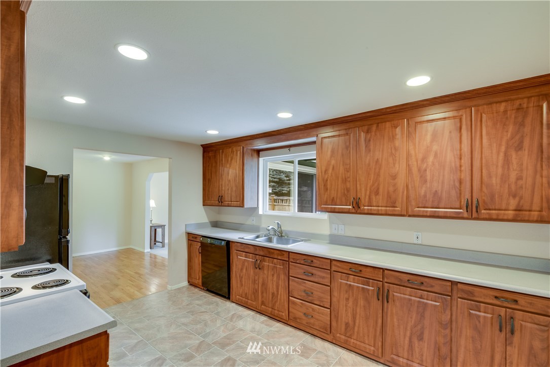 3001 Alaska Road Brier, WA 98036 - Photo 10 of 24
