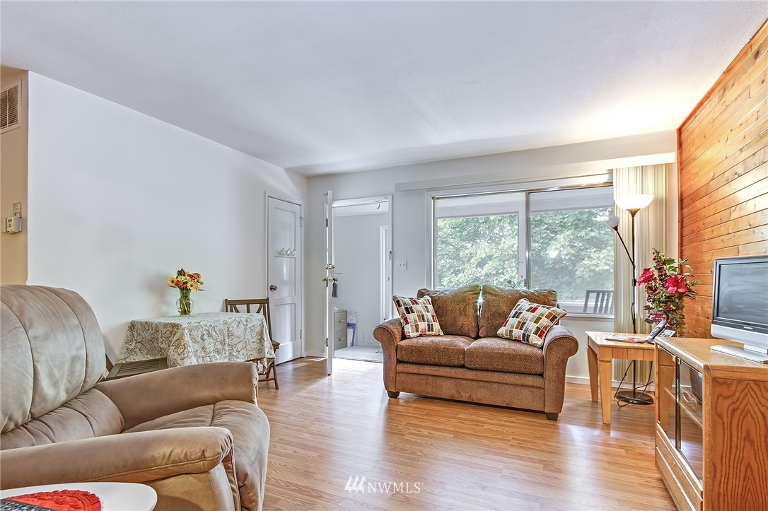 6732 16th Avenue Southwest Seattle, WA 98106 - Photo 3 of 17