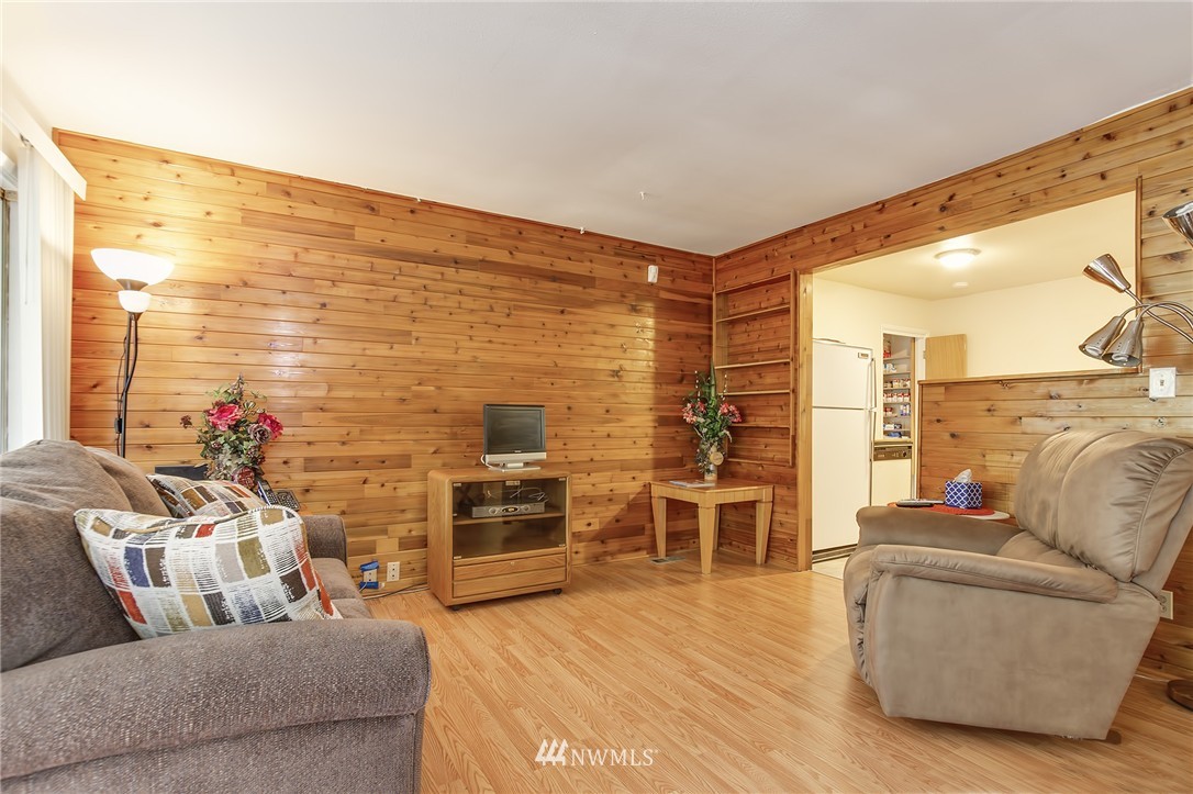 6732 16th Avenue Southwest Seattle, WA 98106 - Photo 5 of 17