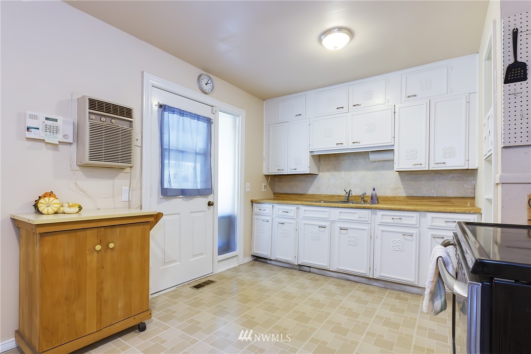 6732 16th Avenue Southwest Seattle, WA 98106 - Photo 7 of 17
