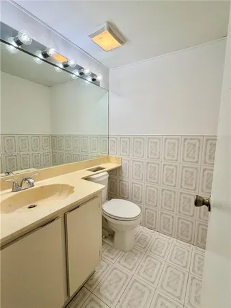 $2,500 | 281 West Park Drive, Unit 814, Miami, FL 33172