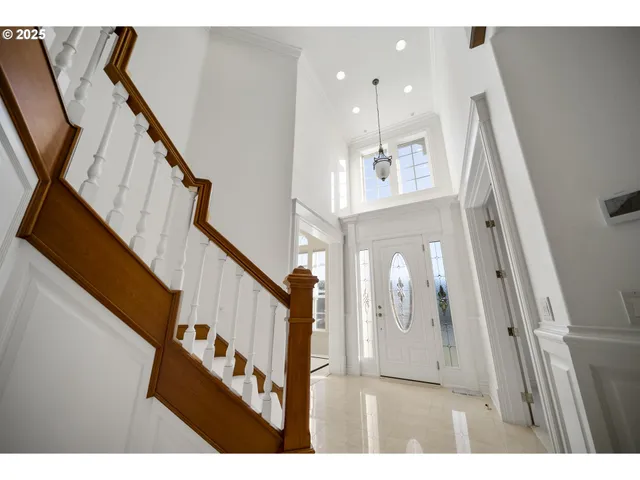 a view of entryway with interior