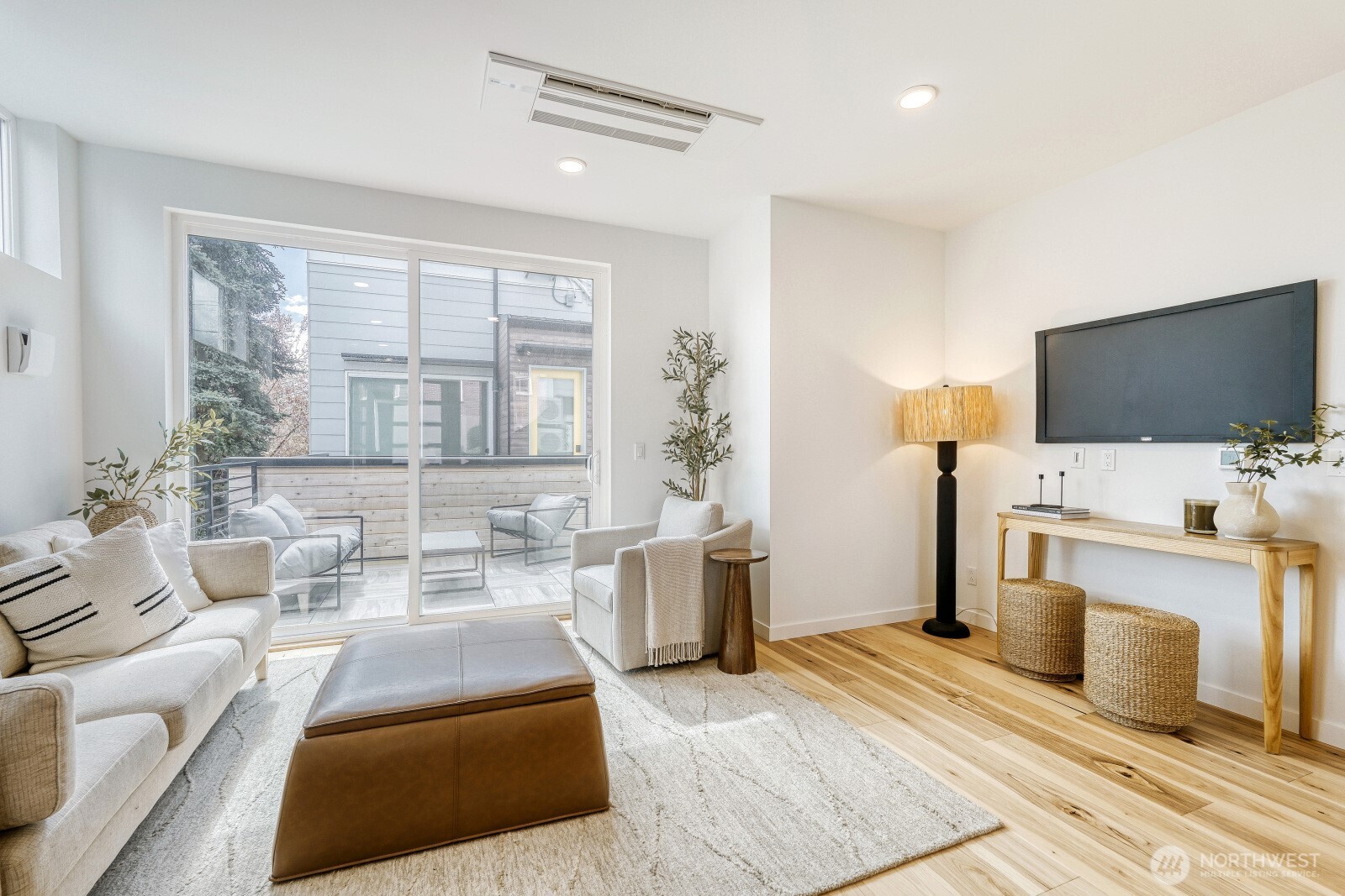 517 Howe Street, Unit B Seattle, WA 98109 - Photo 9 of 38 Gallery Image 9