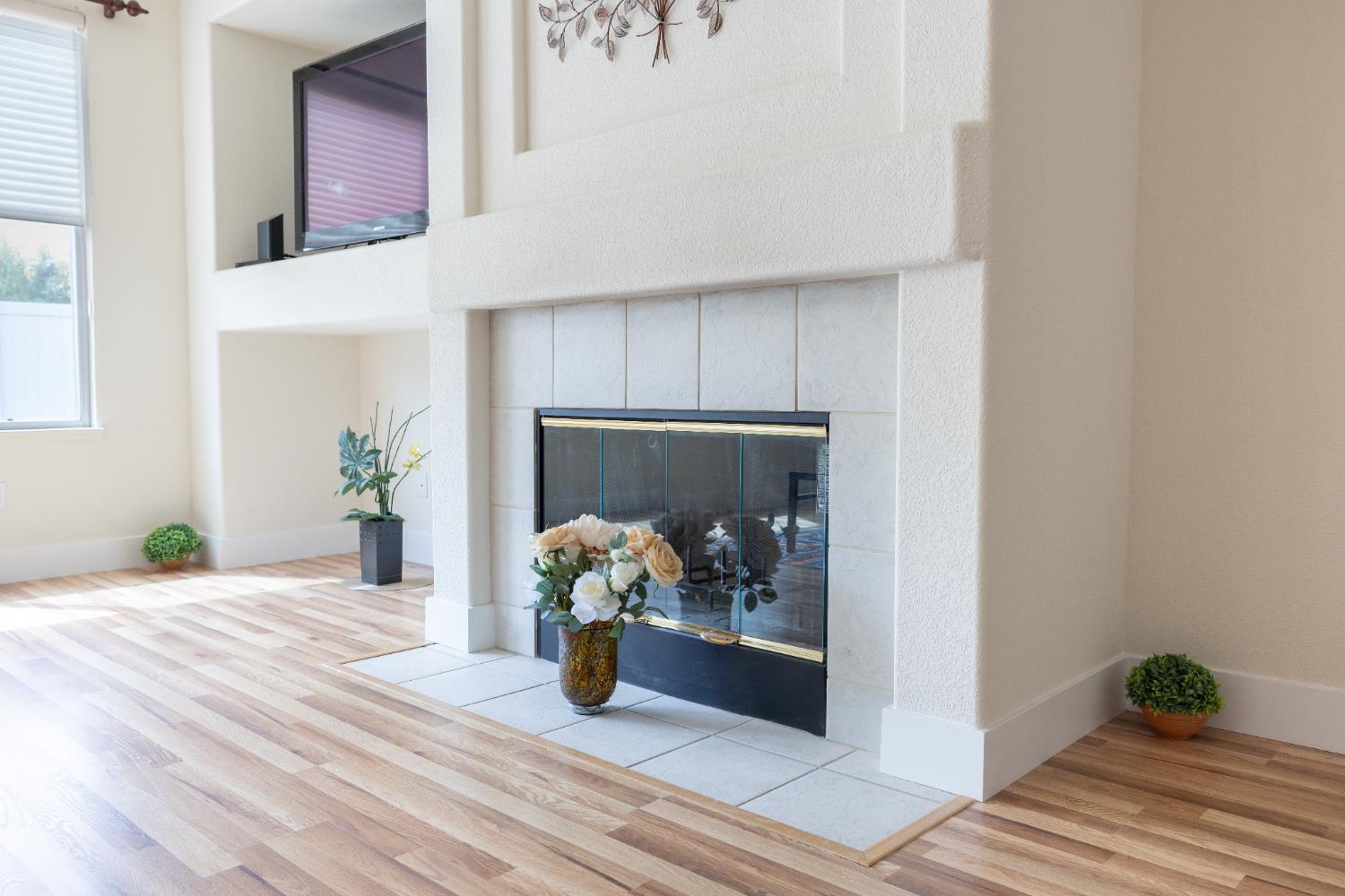 10050 Cameron Pines Way Sacramento, CA 95829 - Photo 16 of 31 a view of a livingroom with wooden floor and a potted plant