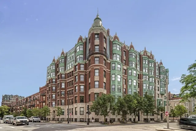 $1,180,000 | 4 Charlesgate East, Unit 201, Boston, MA 02215