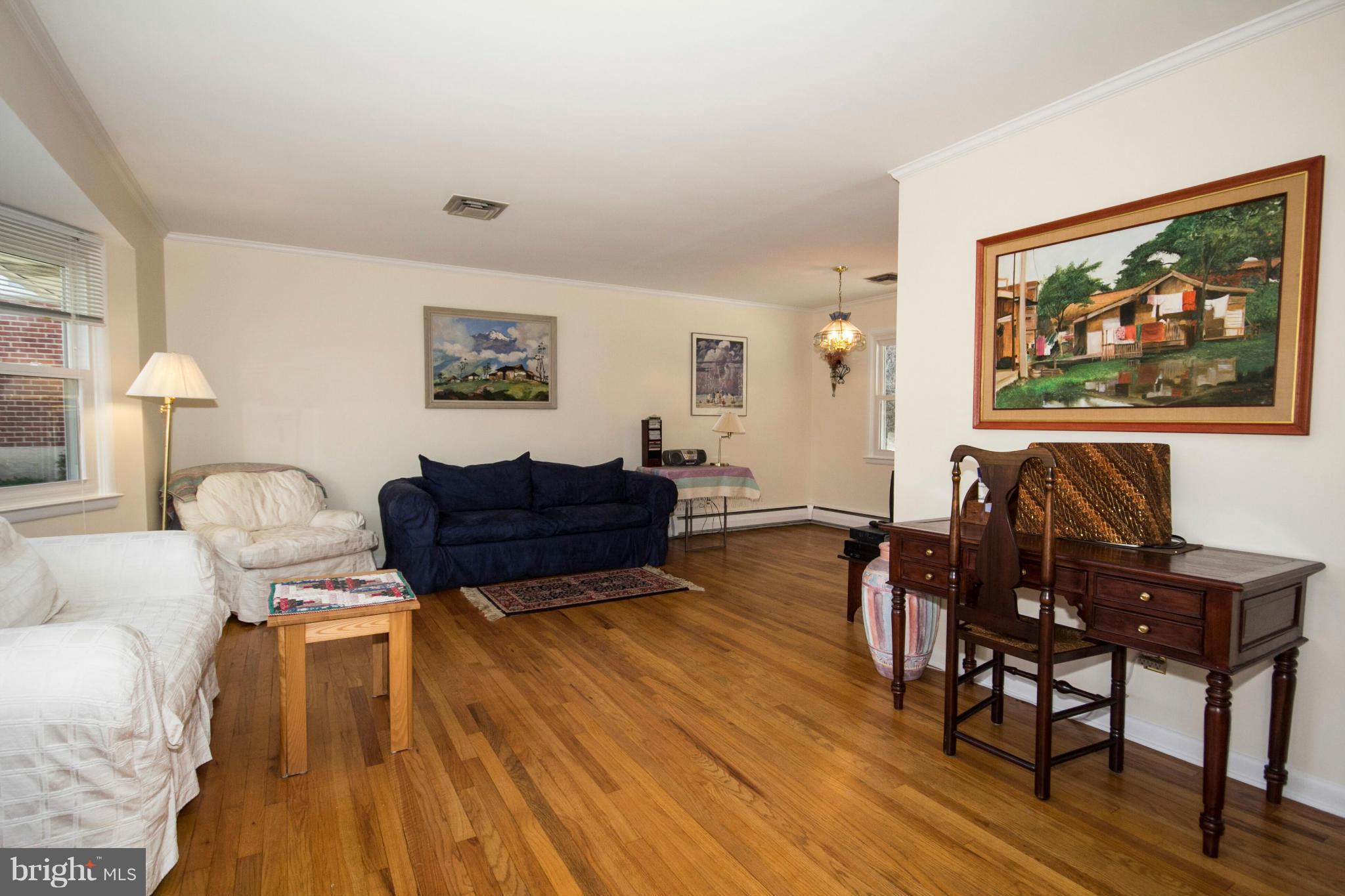 814 Shelley Road Towson, MD 21286 - Photo 7 of 21 Living Room