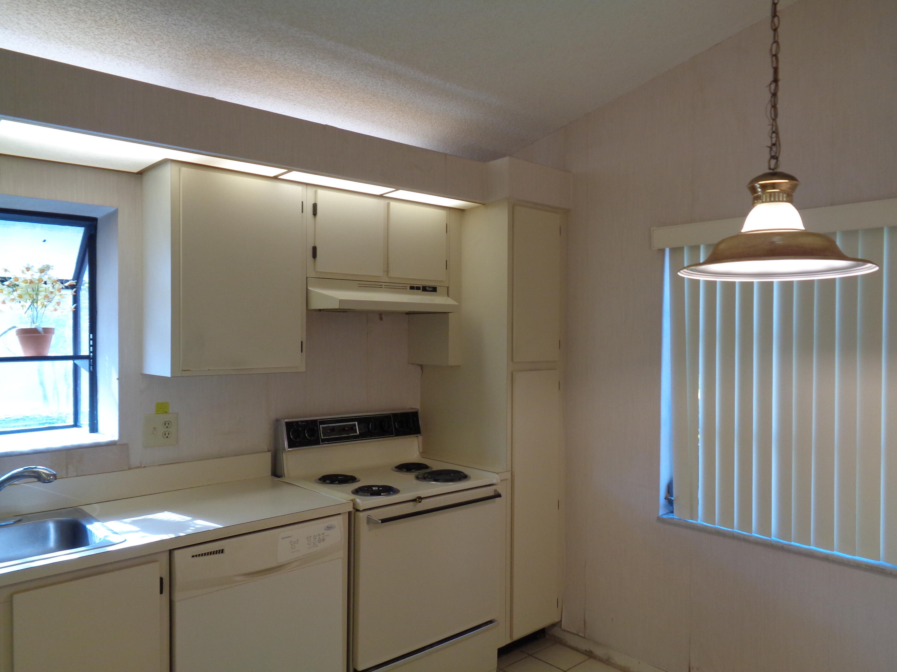 8089 Springtree Road, Unit D Boca Raton, FL 33496 - Photo 3 of 23 KITCHEN