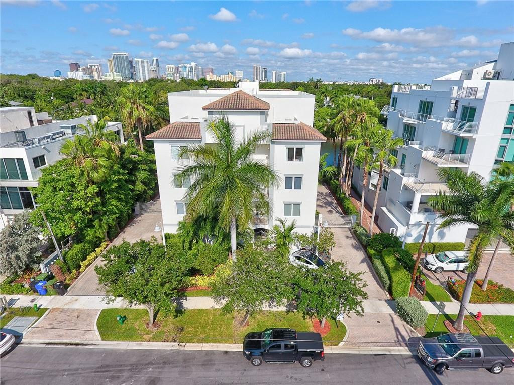 217 Hendricks Isle, Unit 402 Fort Lauderdale, FL 33301 - Photo 39 of 39 an aerial view of multiple houses with yard
