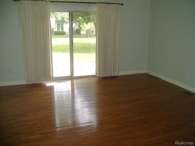 4448 15 Mile Road, Unit 94 Sterling Heights, MI 48310 - Photo 3 of 14 Living Room.jpg