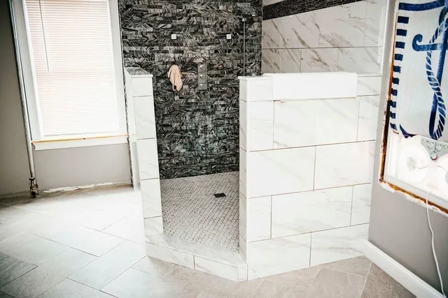 a bathroom with a toilet and a shower